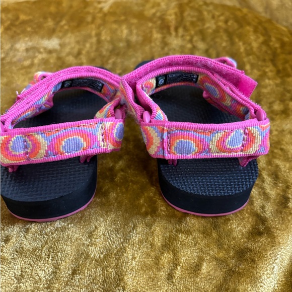 8c girls Teva’s - Picture 3 of 5